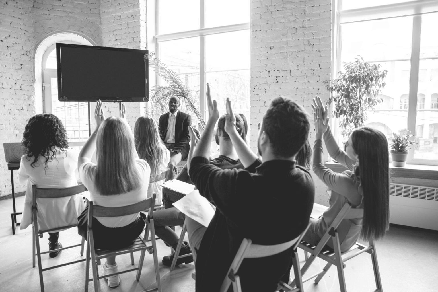 Team bei der Entwicklung von Finanzbildungsinhalten